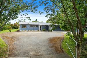 マーティンボロにあるRegent Retreat - Martinborough Holiday Homeの砂利道の家