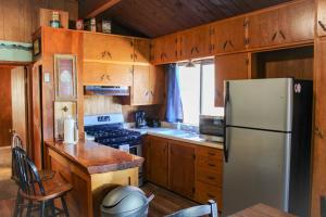 uma cozinha com um frigorífico de aço inoxidável e armários de madeira em VILLAGE HOT SPOT - Walk to Village em Big Bear Lake