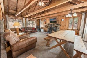 uma sala de estar com uma mesa e uma lareira em LAKEFRONT HIDEAWAY - On the Lake em Big Bear Lake