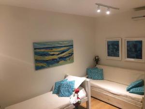 sala de estar con sofá y pintura en Apto Península excelente ubicación**, en Punta del Este