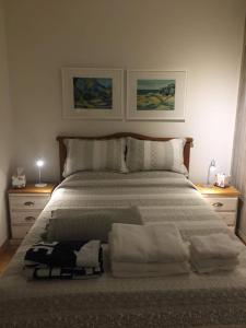um quarto com uma cama grande com almofadas em Apto Península excelente ubicación** em Punta del Este
