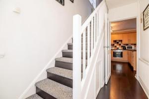 una escalera en una casa con paredes blancas en Modern three Bedroom House in great Durham City en Durham