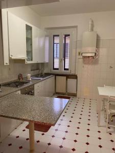une cuisine avec des placards blancs et un comptoir dans l'établissement Appartamento - Isola, à Milan