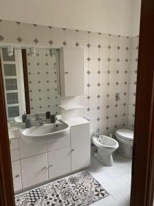 La salle de bains est pourvue d'un lavabo et de toilettes. dans l'établissement Appartamento - Isola, à Milan