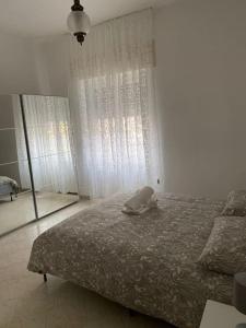- une chambre avec un lit et un miroir dans l'établissement Appartamento - Isola, à Milan