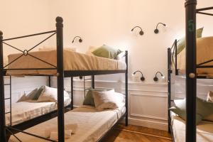 ブエノスアイレスにあるCambacuáの二段ベッド3組が備わる客室です。