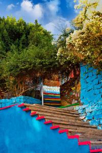 un gruppo di sedie rosse su un pavimento blu di Nubian Beach - حسن فوكس a Aswan