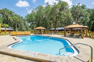 a large swimming pool with a gazebo at Idlewild Lodge and RV Park in Lake Panasoffkee