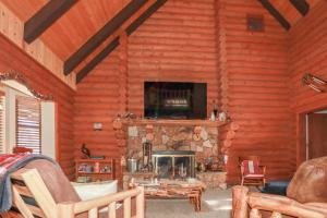 uma sala de estar com lareira num chalé de madeira em EDGE of HEAVEN - Close to Lake and Slopes em Big Bear Lake