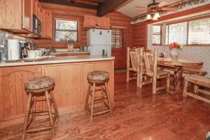 uma cozinha com armários de madeira e uma mesa e cadeiras em EDGE of HEAVEN - Close to Lake and Slopes em Big Bear Lake
