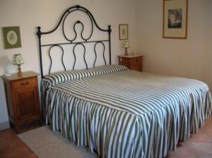A bed or beds in a room at La Chiusetta