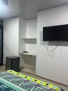 TV i/ili multimedijalni sistem u objektu Hotel RIO Y SOL DORADO