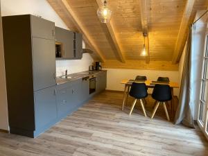 a kitchen with a counter and a table and chairs at Ferienwohnung Schmetterer in Schliersee