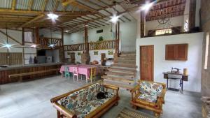 Cette grande chambre comprend une table et des chaises. dans l'établissement Casa Amarilla Pinar del Rio San Agustín H, à San Agustín