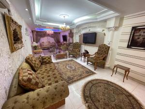 un ampio soggiorno con divano e TV di شقة خلف شارع طرح البحر عند عبده كفته307 a Port Said