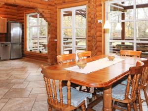 comedor con mesa de madera y sillas en Holiday home Hadsund XLIV en Odde