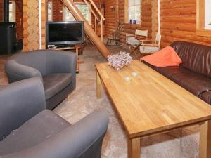 sala de estar con sofá y mesa de madera en Holiday home Hadsund XLIV en Odde