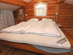 1 cama en una cabaña de madera con ventana en Holiday home Hadsund XLIV en Odde