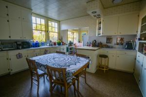 una cocina con mesa y sillas. en The Captains Quarters, en Fort Bragg