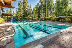 una piscina con acqua blu e alberi di Northstar's Cozy Condo a Truckee