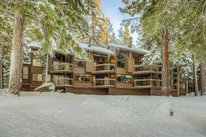 un condominio nel bosco nella neve di Northstar's Cozy Condo a Truckee