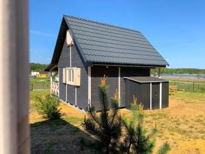 Fotografia z galérie ubytovania Prosportówek - Bronków - Domek nad Jeziorem w Otoczeniu Pięknych Lasów v destinácii Bronków