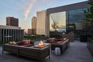 - un toit-terrasse avec des canapés et un foyer extérieur dans l'établissement Four Seasons Hotel Minneapolis, à Minneapolis