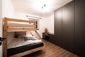 ein Schlafzimmer mit Etagenbett und Schreibtisch in der Unterkunft Apartment Na Skále CLOSE TO CITY CENTER & SKI LIFT in Špindlerův Mlýn