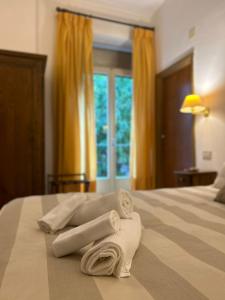a bedroom with towels on a bed with a window at Le Focette dell'Orso in Scanno