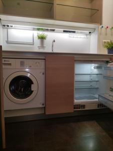 a kitchen with a washing machine and a washer at Apartamento en Gran Vía in Bilbao