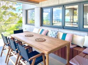 Luxe Terrigal beach Ocean View with Infinity pool的休息区
