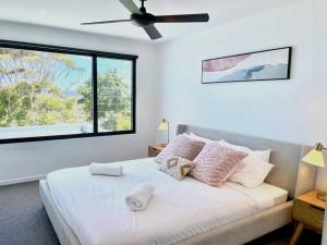 Luxe Terrigal beach Ocean View with Infinity pool客房内的一张或多张床位