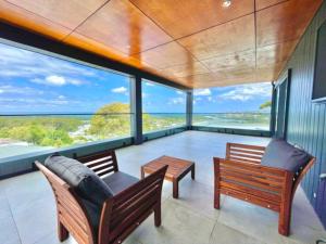 Luxe Terrigal beach Ocean View with Infinity pool的休息区
