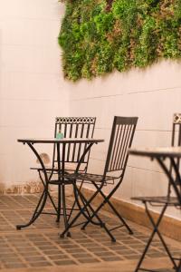 twee stoelen en een tafel op een patio bij Cambacuá in Buenos Aires