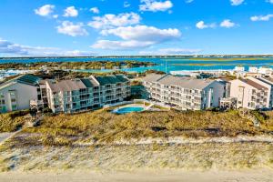 uma vista aérea dos condomínios e do oceano em Dunescape Villas 211 em Atlantic Beach