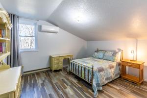 Schlafzimmer mit einem Bett und einem Fenster in der Unterkunft Cardinal's Nest in Cullowhee