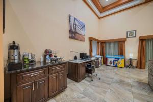 Η κουζίνα ή μικρή κουζίνα στο SureStay Hotel by Best Western Mt Pleasant