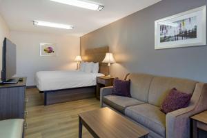une chambre d'hôtel avec un canapé et un lit dans l'établissement Best Western Plus South Hill Inn, à South Hill