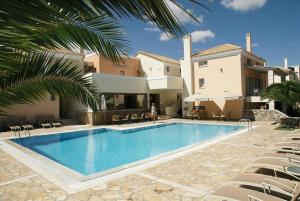 Bazén v ubytování Harmony Hotel Apartments nebo v jeho okolí