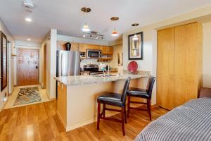 Ett kök eller pentry på Liftside Condominiums 107