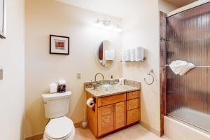 Ett badrum på Liftside Condominiums 107