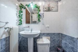 y baño con lavabo y aseo. en Delizioso flat in centro storico - Free WiFi & Netflix en Massa Lombarda