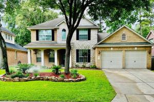 ein Haus mit einem Baum im Vorgarten in der Unterkunft ALOHA In The Woodlands! 5BD/3BA Hawaiian Oasis in Conroe