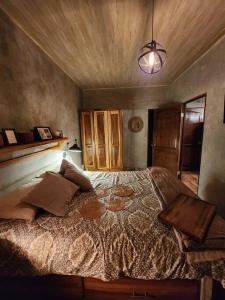 una camera con un grande letto e un soffitto in legno di TROPICAL MINIHOUSE 