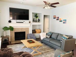 ein Wohnzimmer mit Couch und Kamin in der Unterkunft ALOHA In The Woodlands! 5BD/3BA Hawaiian Oasis in Conroe