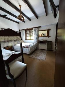 1 dormitorio con 2 literas y ventana en Hotel Boutique America en Miramar