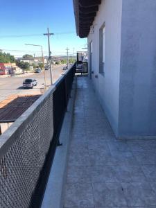 un balcón de un edificio junto a una calle en Departamentos Mareas en San Antonio Oeste