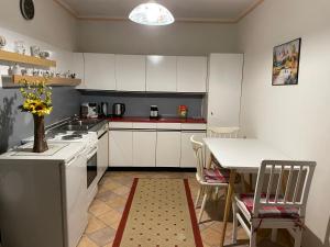 Kitchen o kitchenette sa Cheap Outlet Center Apartment with Pool