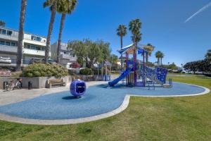 恩西尼塔斯的住宿－Ocean View, Luxury 2BR 2BA, Private Rooftop Patio，棕榈树公园内一个带滑梯的游乐场