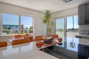 恩西尼塔斯的住宿－Ocean View, Luxury 2BR 2BA, Private Rooftop Patio，厨房以及带桌椅的用餐室。